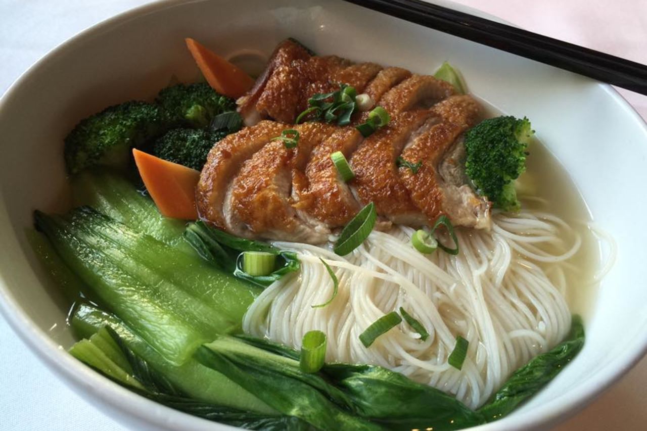 Nudelgericht mit knuspriger Ente, Pak Choi und Brokkoli im JASMIN