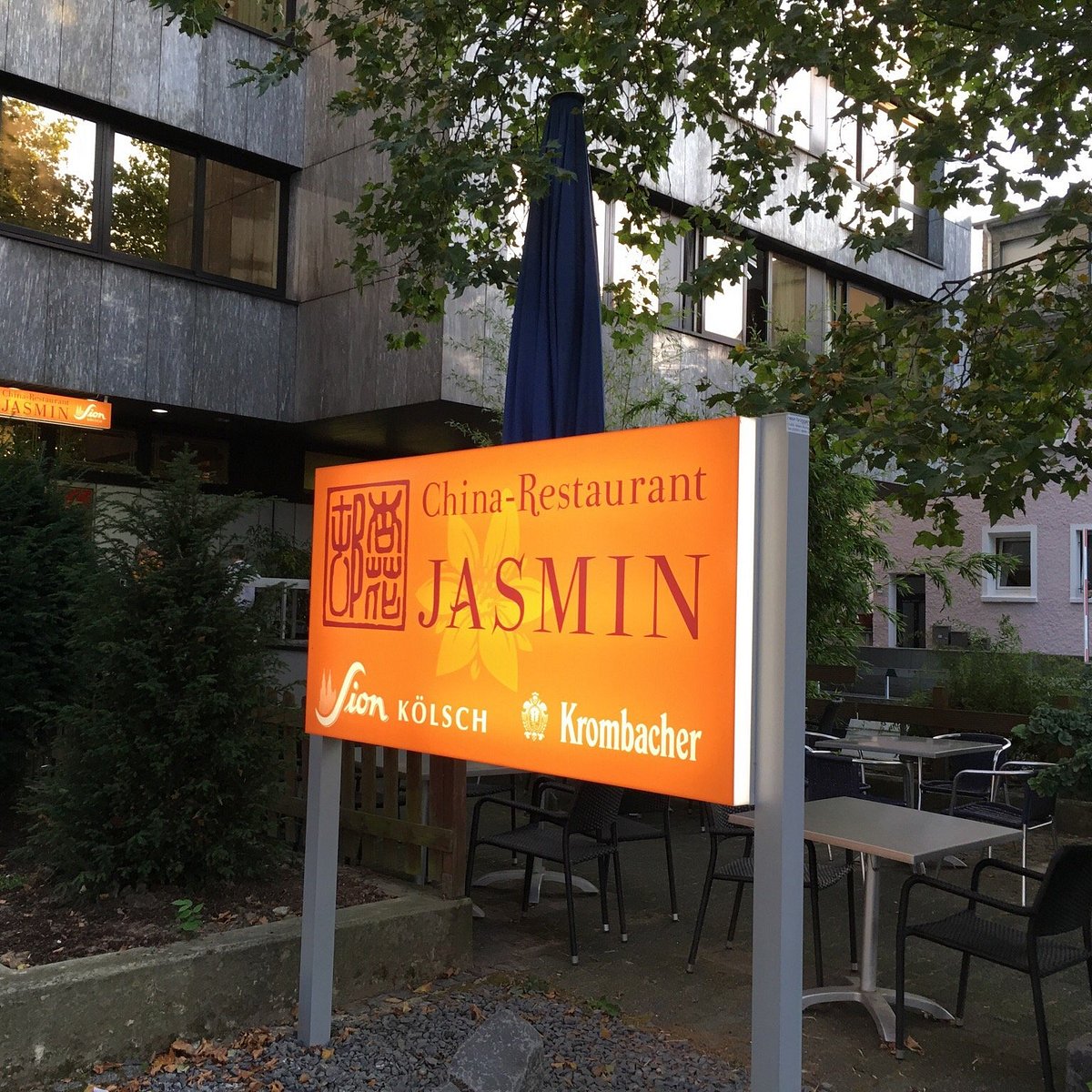 Außenansicht: Leuchtschild China-Restaurant JASMIN mit Terrasse in Bonn-Bad Godesberg